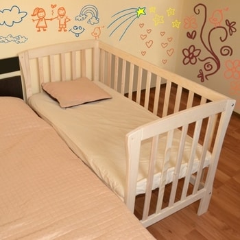 Mos Ene este un pat atasabil pentru bebelusi fabricat din lemn natur, astfel incat sa il ai aproape pe prichindel tot timpul.
