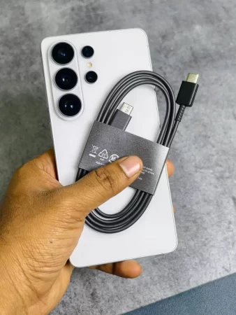 Prin cablu, incarcarea se face pana la maxim 60W, fiind un mare plus fata de S25 Ultra.